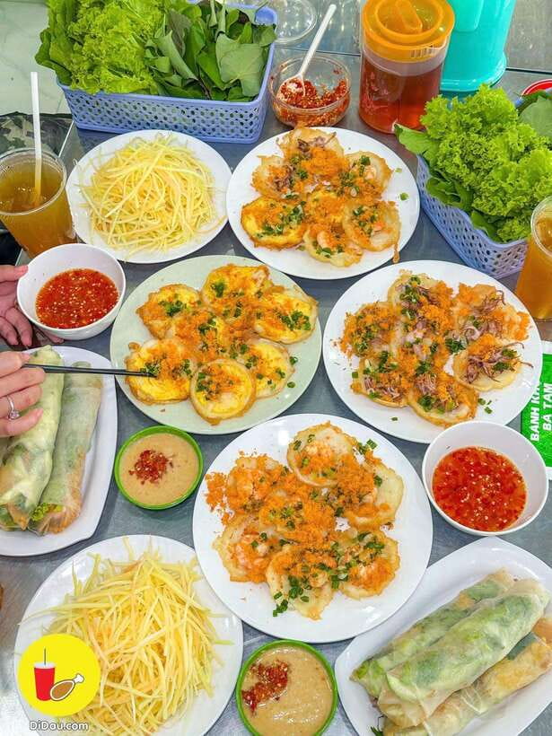 Da Nang City Sightseeing Private Tour With Hai Van Pass - Street food tasting in Da Nang: mì Quảng and bánh tráng cuốn thịt heo