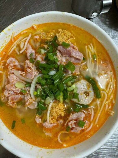 Da Nang City Street Food Tour With Live Music Tien Sa Show - Hotel Pick-Up, Road Comfort, and How the Tour Feels