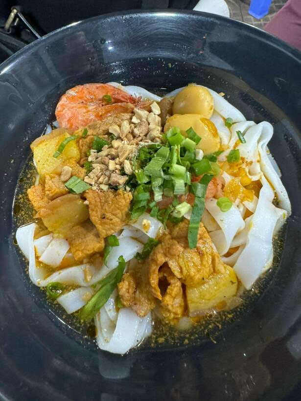 Da Nang City Street Food Tour With Live Music Tien Sa Show - Two Ways to Do the Street Food: Luxury Comfort vs Real Vendors