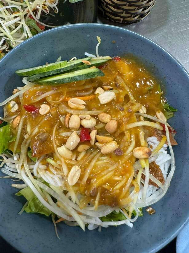 Da Nang City Street Food Tour With Live Music Tien Sa Show - What to Bring and What to Avoid (So You Stay Comfortable)