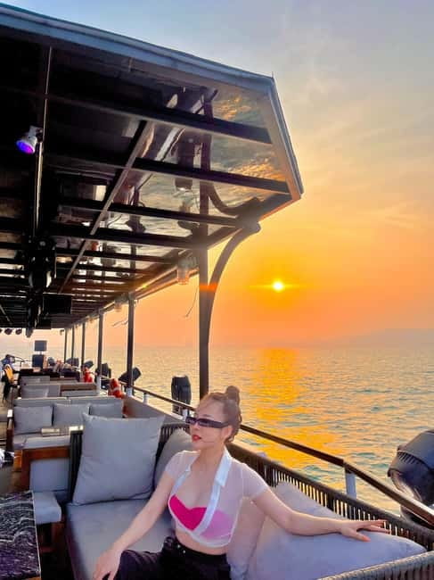 Da Nang: Experience a Magical Sunset Dinner Cruise in DN Bay - Live band, DJ, and dancing under the stars: how the music stage works