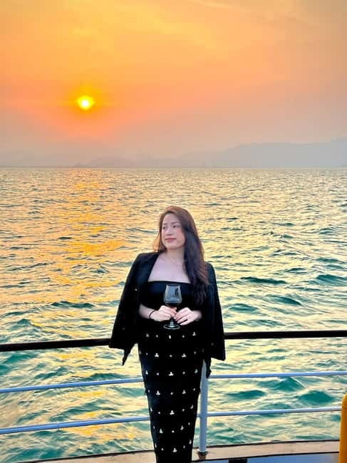 Da Nang: Experience a Magical Sunset Dinner Cruise in DN Bay - Ticket counter, check-in, and the easiest way to avoid boarding chaos