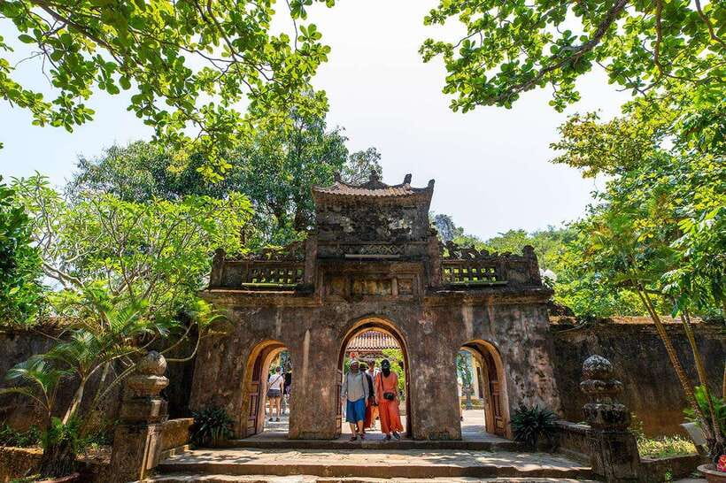 Da Nang: Full-day Mystical My Son and Marble Mountains Tour - The Nhựt Mạnh stone carving stop: what to look for in 30 minutes