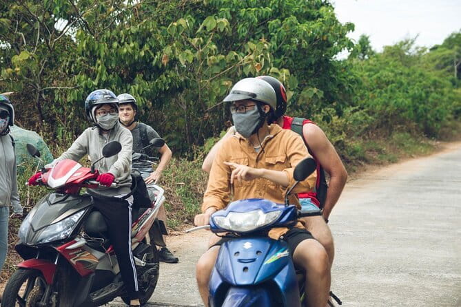 Da Nang Motorbike Tour with Local Guide-Food, Culture-Hidden Gems - Son Tra Peninsula: Linh Ung Pagoda and Lady Buddha from the back of a scooter