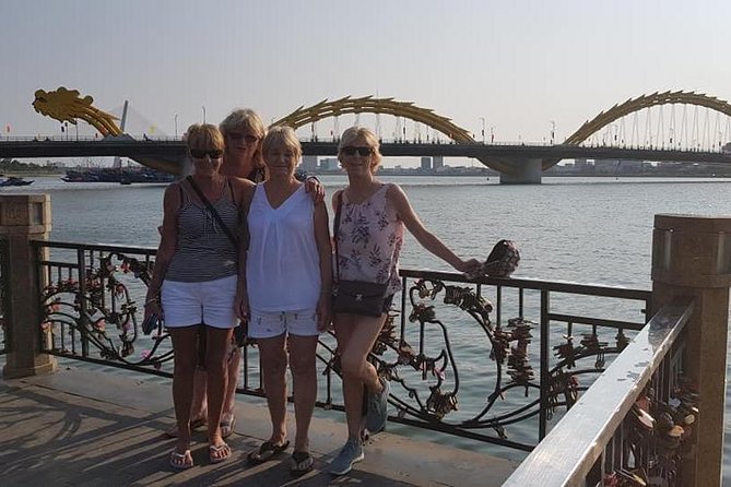 DA NANG NIGHT LIFE Tour with MARBLE MOUNTAIN & LADY BUDDHA STATUE, DRAGON BRIDGE - The included dinner: where the day’s momentum pays off