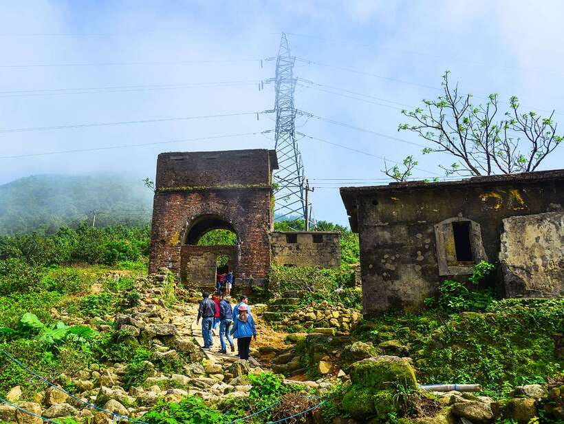 Da Nang : Private Car to Hue with Multi Sightseeing Stops - Marble Mountains Add-On: Caves and Pagodas Above the City (Option 2)