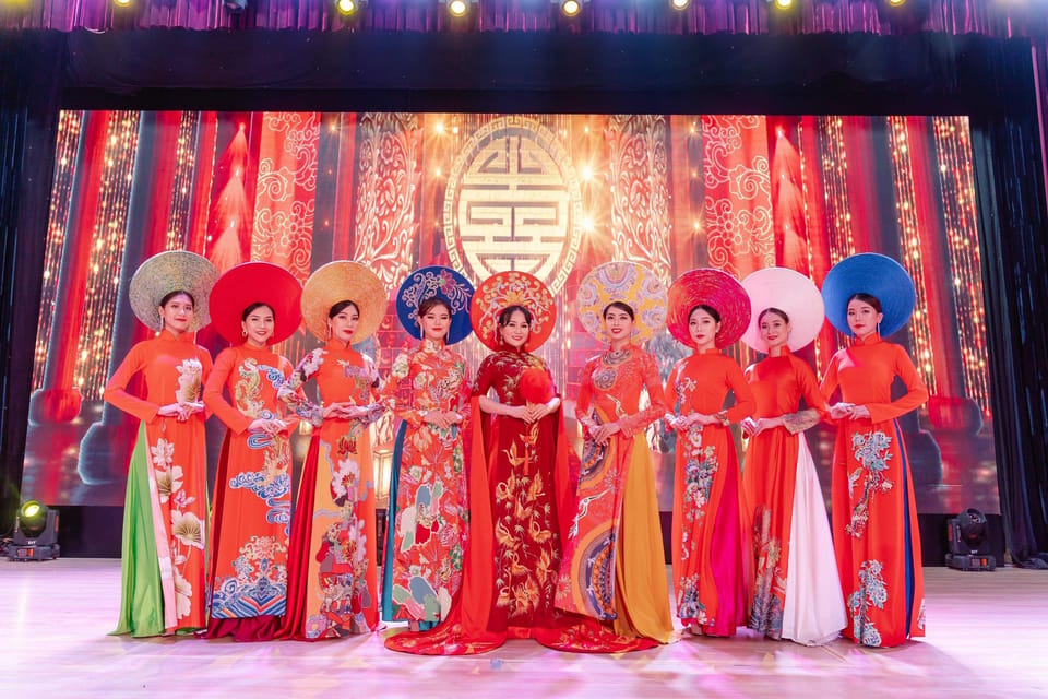 Da Nang "The Ao Dai" Show: Timeless Vietnamese Elegance - Narration, English Support, and How to Watch It Well