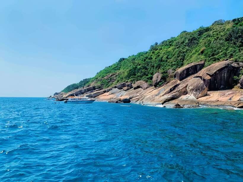 From Da Nang/Hoi An: Cham Islands Tour with Snorkeling - Getting to Lang Island: the speedboat thrill and the island layout