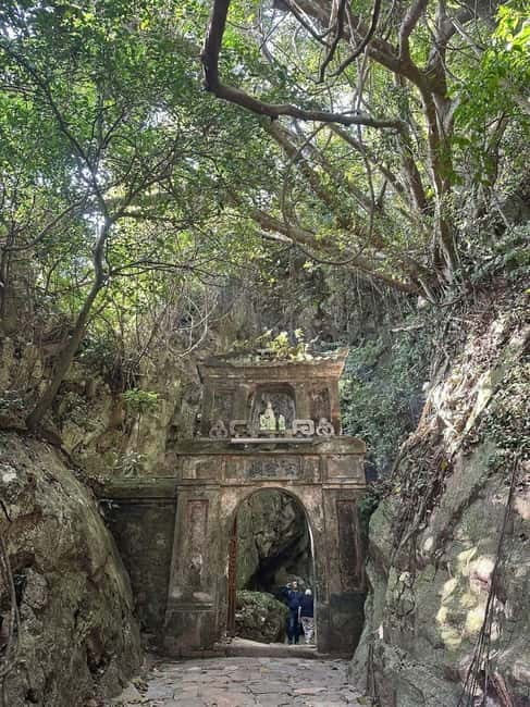 Hue: Private Car to/from Hoi An via Multi Attractions(1-Way) - Private Car Value: English-Speaking Driver and Real Flexibility