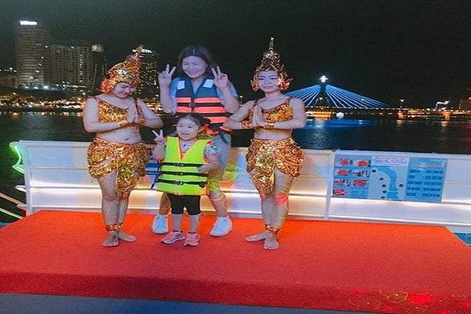 Tasty Dinner Han River Dragon Cruise by Yatch & Tradictional Show - Boarding the dragon yacht: two decks, small-group feel
